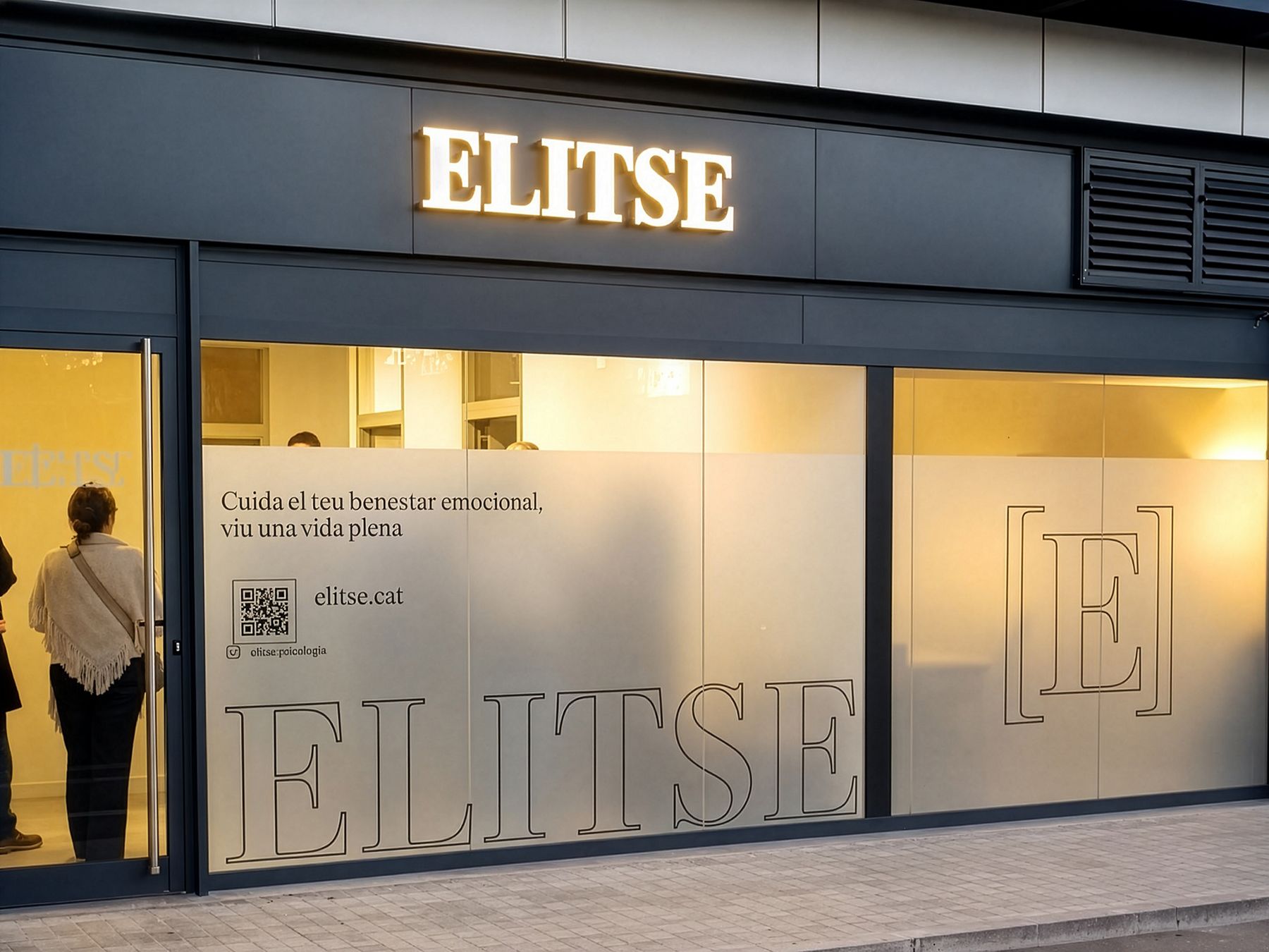 Fachada de ELITSE en Igualada: rótulo luminoso y vidrio grabado.