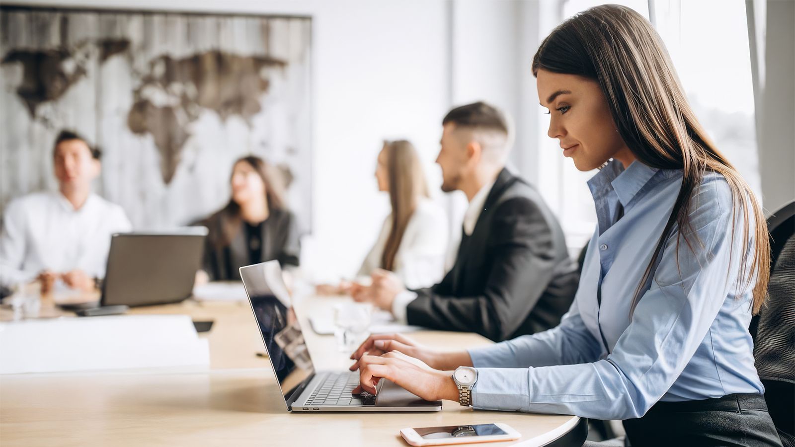 Profesional trabajando con su portátil en una reunión de equipo